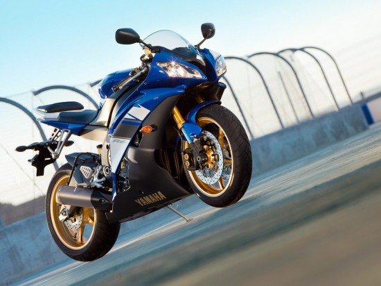 احدث الدراجات النارية Blue_yamaha_r6-1600x1200-550x412