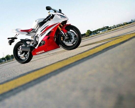 احدث الدراجات النارية White_yamaha_r6-1280x1024-550x440