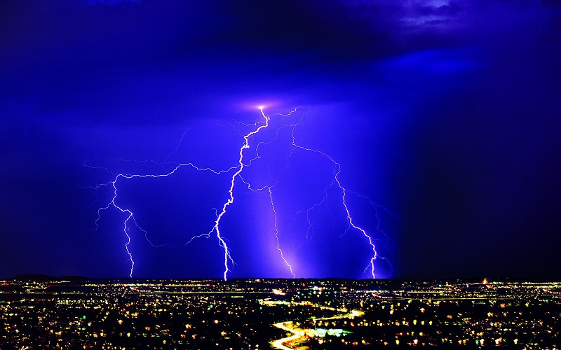 Munje i gromovi - Page 4 Lightning-in-a-blue-sky-over-night-city-background-672173
