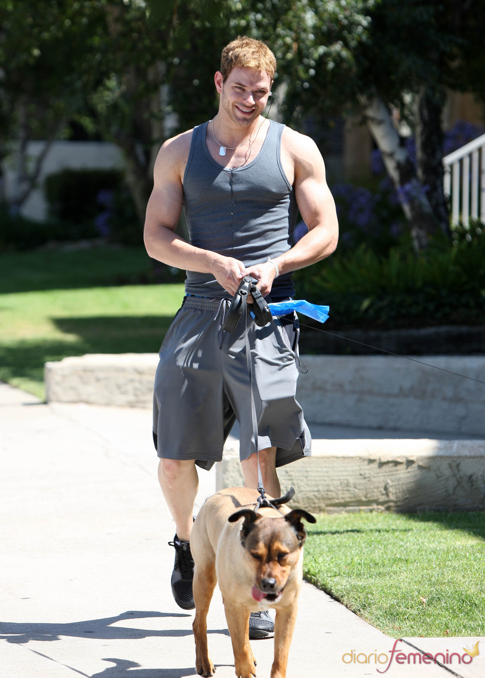 Juego: Jeroglífico romántico - Página 4 5668_kellan-lutz-paseando-al-perro