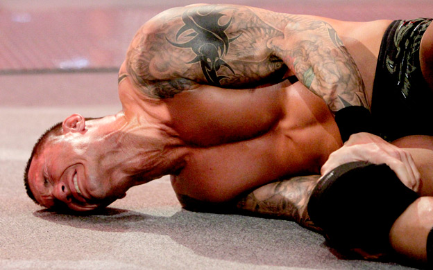 Des superstars blessées Wwe-raw-randy-orton-knee-injury