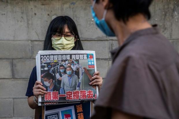 Defying Barbaric China, Hong Kongers rush to buy pro-democracy newspaper 54d56520cf4c95560e100bea1ed971646dba0bde