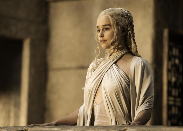 Game of Thrones: Η Daenerys είναι έτοιμη να τα βάλει με όλους Game-of-Thrones-Season-5-Emilia-Clarke-as-Daenerys-640x458