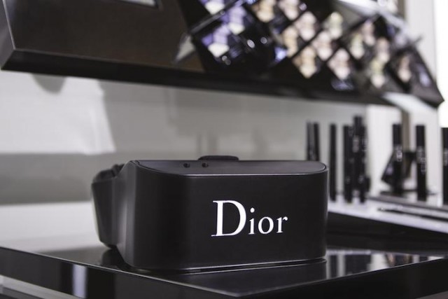 Dior Eyes. Ο διάσημος οίκος μόδας δημιουργεί το δικό του headset εικονικής πραγματικότητας! Dior-eyes-vr-headset-970x546-c-640x427