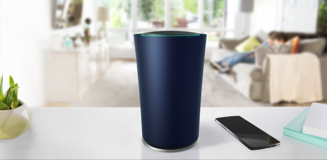 OnHub. Ένα router 200 δολαρίων από την Google! OnHub_on_counter_with_family_in_background.0-640x314