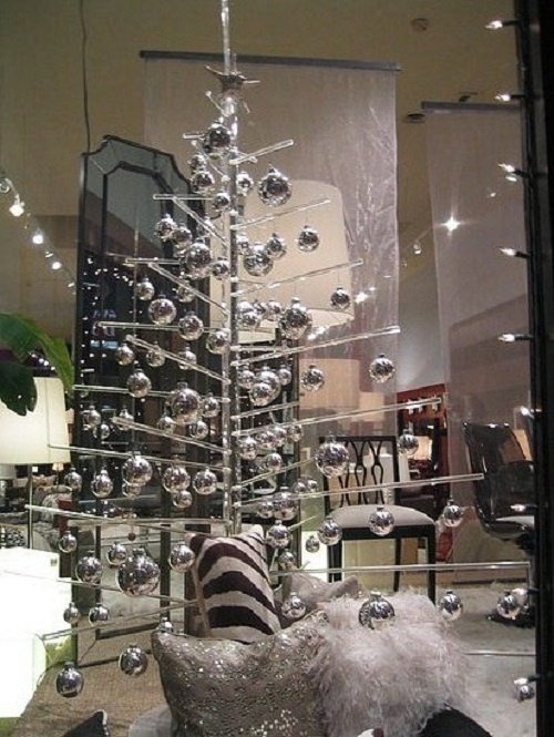 Božić i sve što vas asocira na Božić - Page 25 Exciting-silver-and-white-christmas-tree-decorations-5