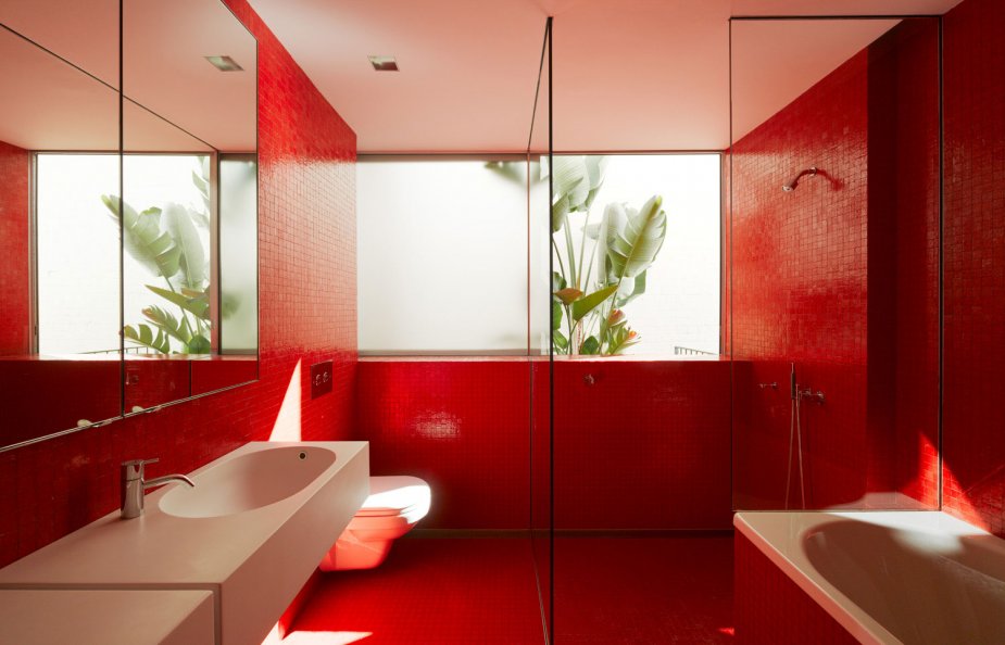 مسابقة تأثير اللون علي الديكور "الاحمر" Red-bathroom-design-ideas-012