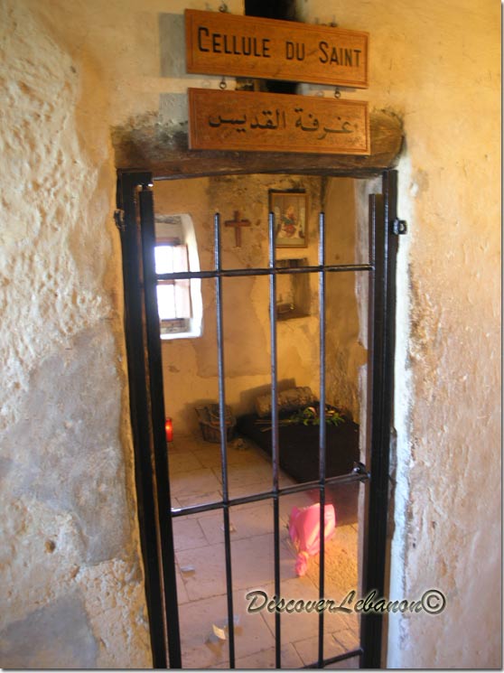 صور القديس شربل!! 14saint-charbel-cellar