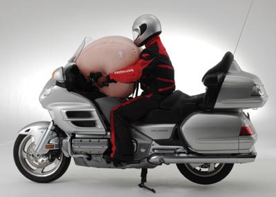 هوندا تطور دراجة هجينة  وصور للدراجة النارية الجبارة غولد GoldWing_airbag_rider