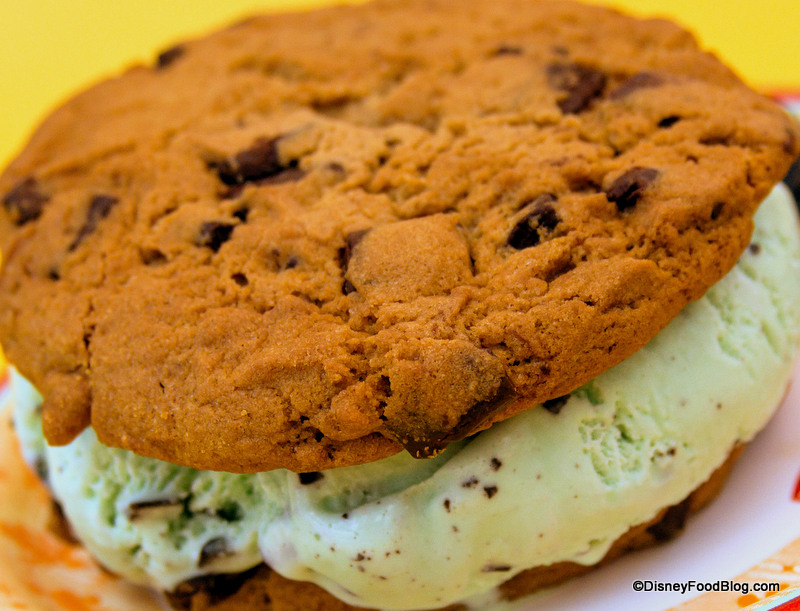 Restaurants dans les resorts Disney Américains (WDW, DLR) - Page 13 Plaza-Ice-Cream-Parlor-Ice-Cream-Sandwitch-with-Mint-Chocolate-Chip-4