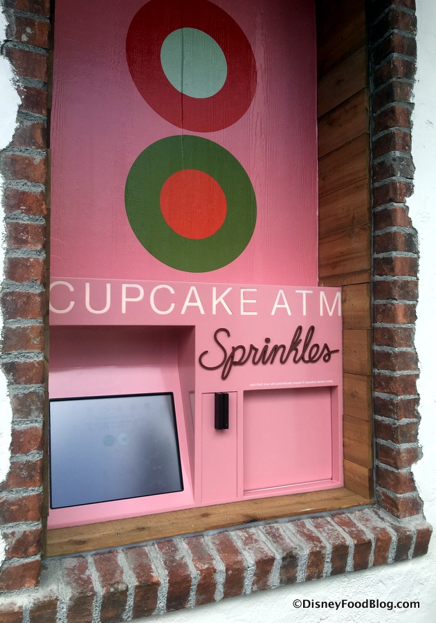 Últimas novedades en WDW - Página 2 Disney-Springs-Sprinkles-Cupcake-ATM-1