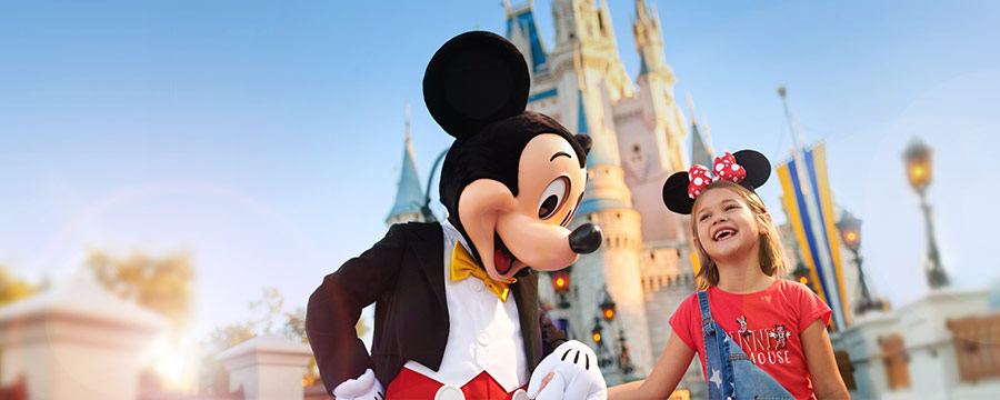 oferta noches gratis disney uk, disney irlanda 2020 Mickey-mouse-and-young-guest-at-cinderella-castle