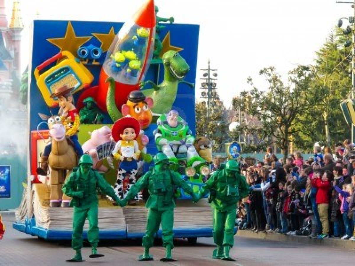 Disneyland Resort Paris - Page 21 Parade_in_disneyland_paris