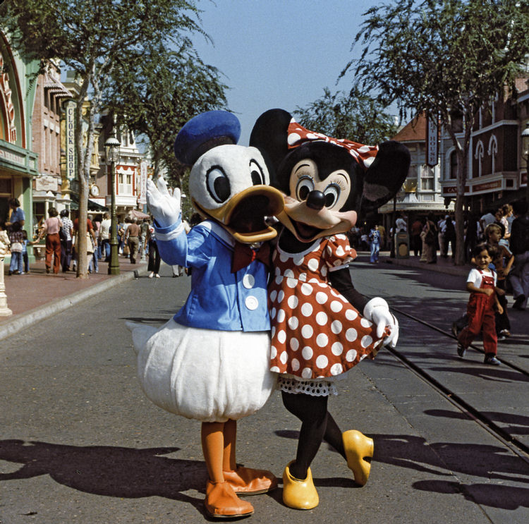 PERSONAGGI: le foto pi belle, divertenti, curiose, datate! - Pagina 7 VP23-51%20-%20Donald%20Duck%20and%20Minnie%20Mouse