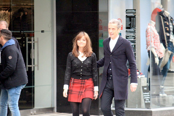 Doctor Who saison 8 - Page 2 Doctor-who-series-8-filming-capaldi-clara-queen-streets