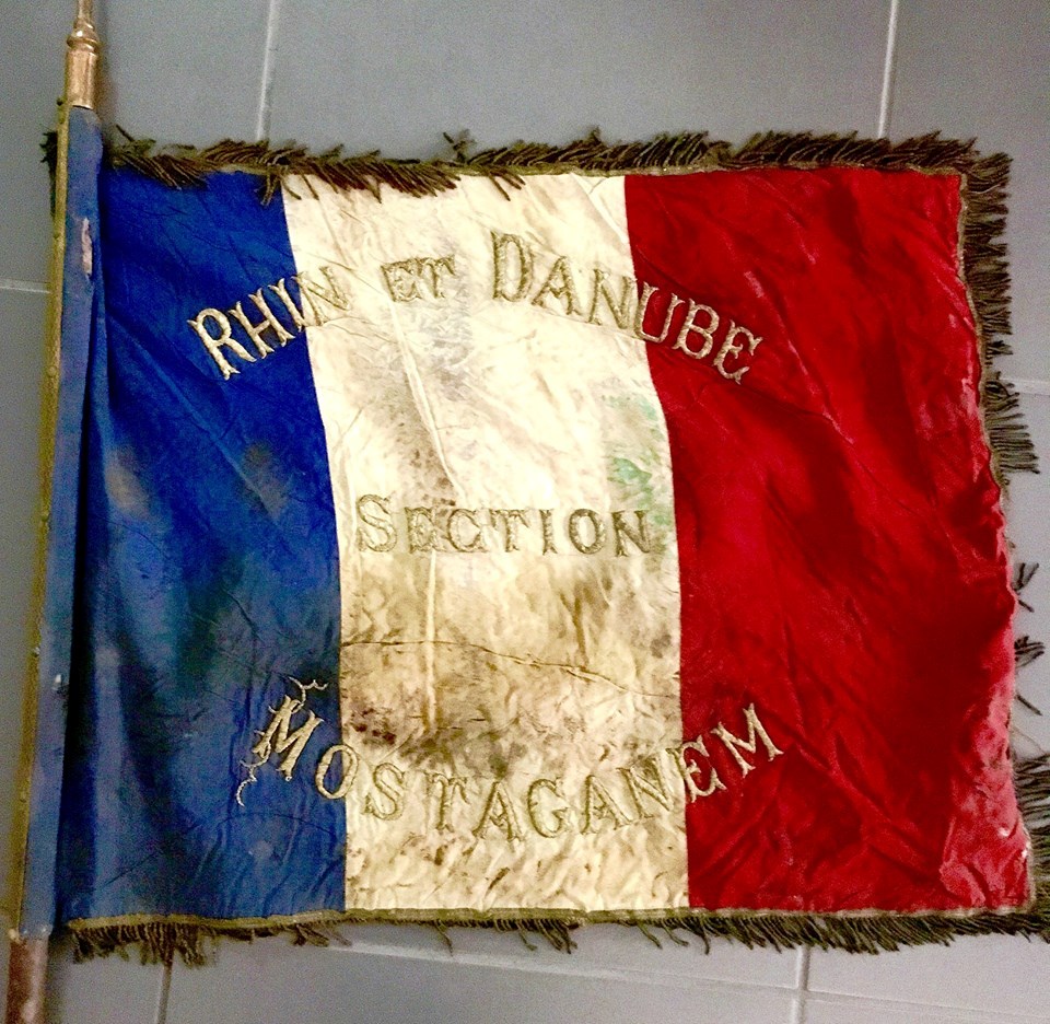 Un drapeau, c’est l’emblème qui représente la Patrie et sous lequel on tombe pour la défendre, pour le défendre. Comme vous avez pu le constater, sur ordre des autorités, cette manifestation patriotique a été ignorée par la majorité des médias nationaux  1957-drapeau-de-mosta