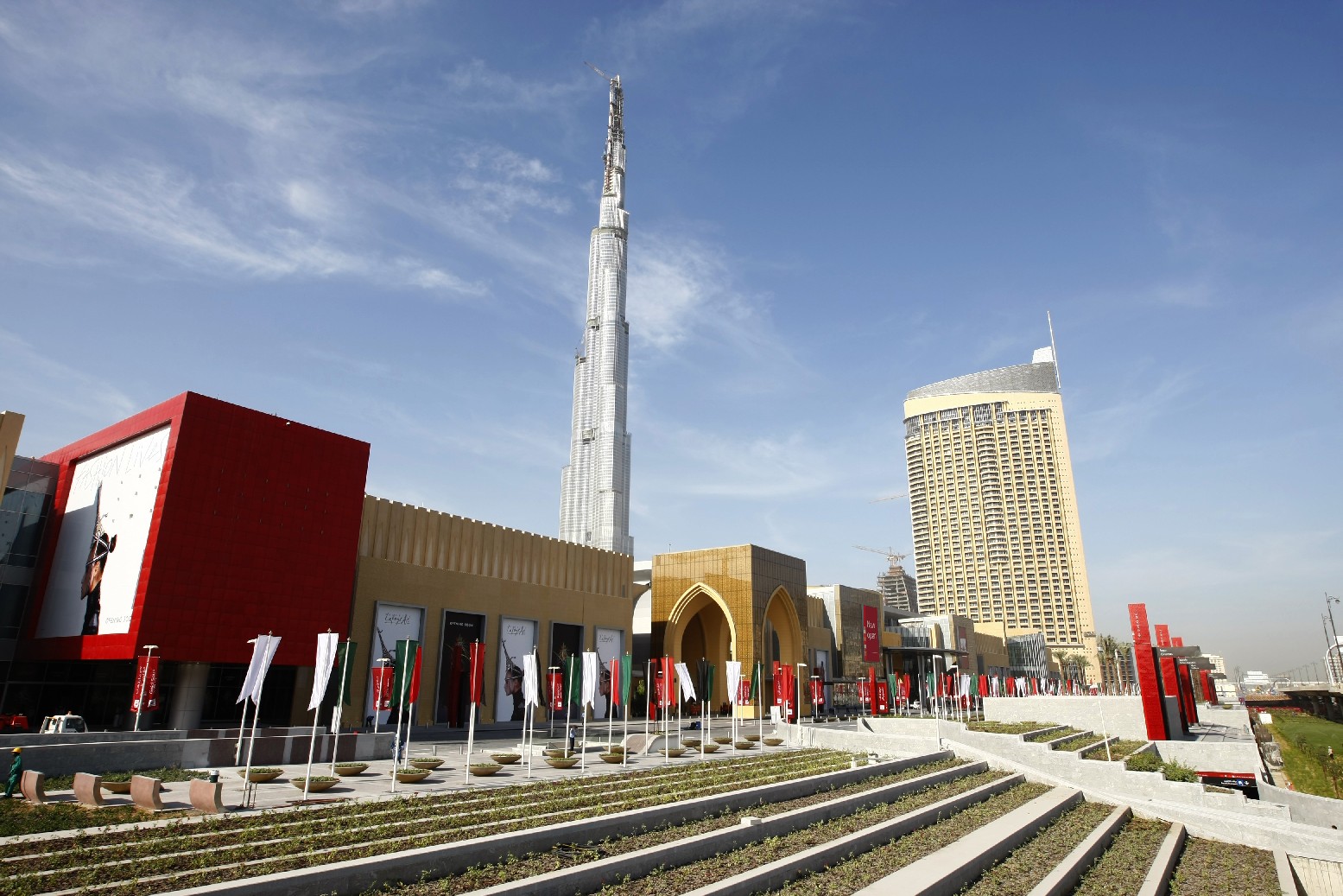 اضخم مول في العالم ( دبي مول ) The-dubai-mall-grand-drive