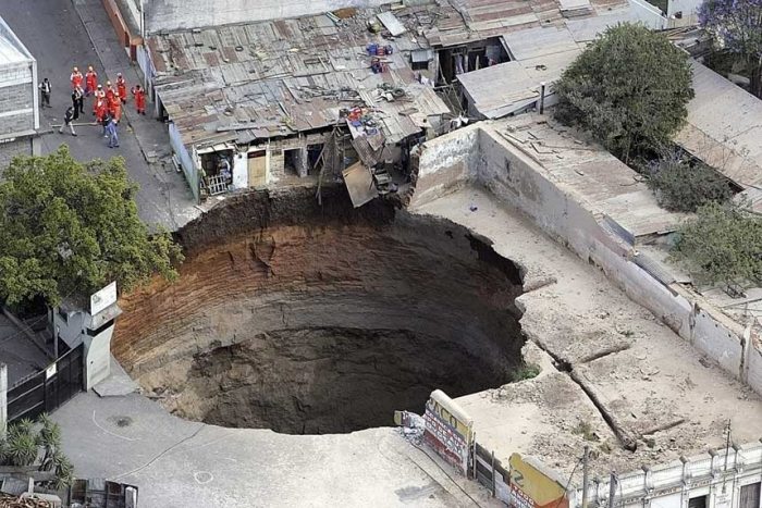 خسف الأرض حقيقة Guatemala_sink_hole_2