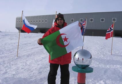 يا من حرقتم علمنا انظروا ..علم الجزائر في القطب الجنوبي ..صورة نادرة Alg_southpole1