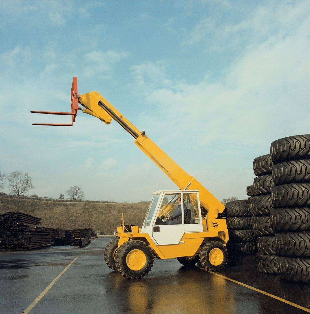 JCB Loadall muletto telescopico 1977-the-first-ever-JCB-telehandler-is-launched-the-520-model-1012x1024