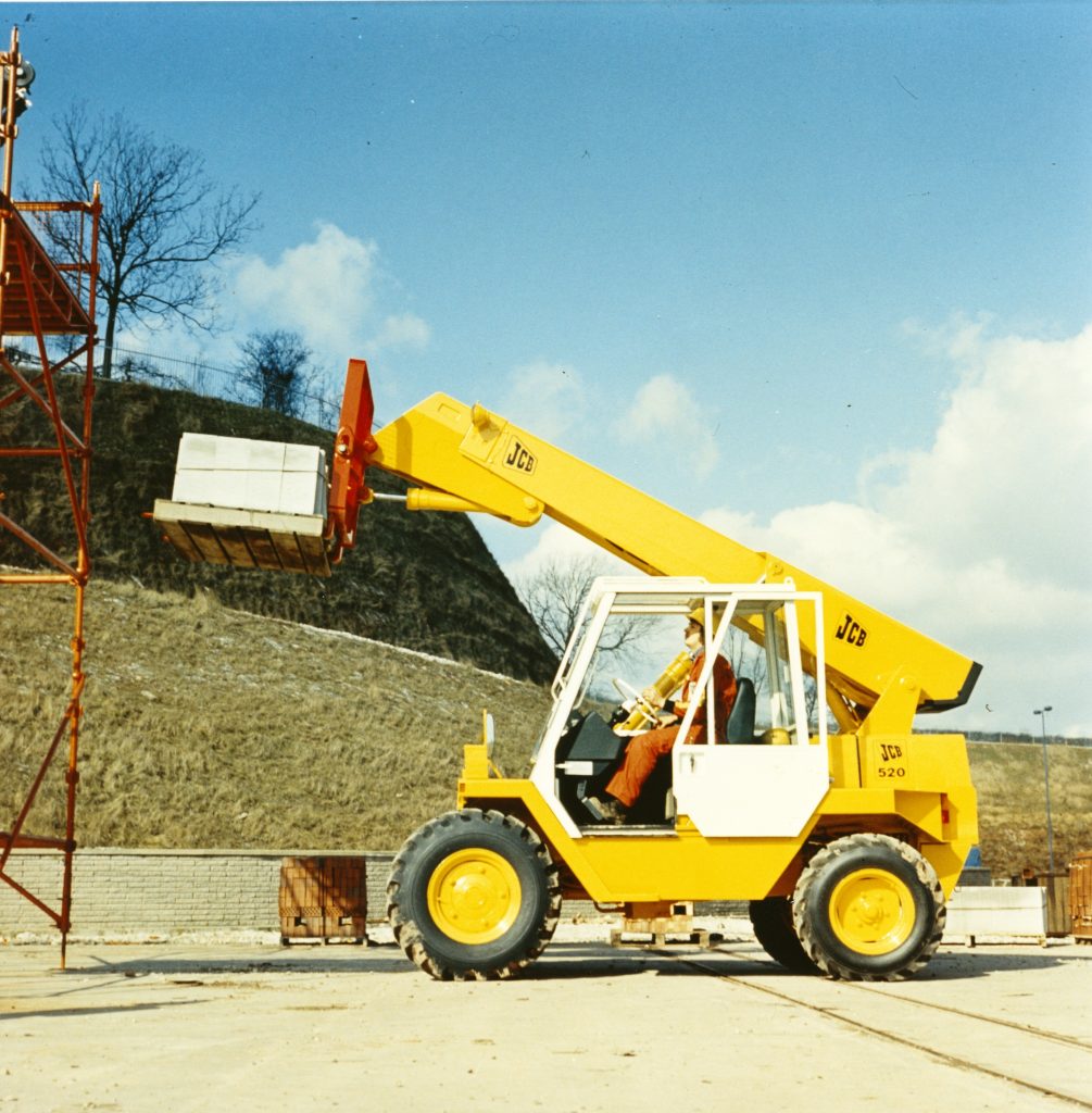 JCB Loadall muletto telescopico 1977-the-launch-of-the-520-telescopic-handler-revolutionised-the-placing-and-handling-of-loads-1005x1024