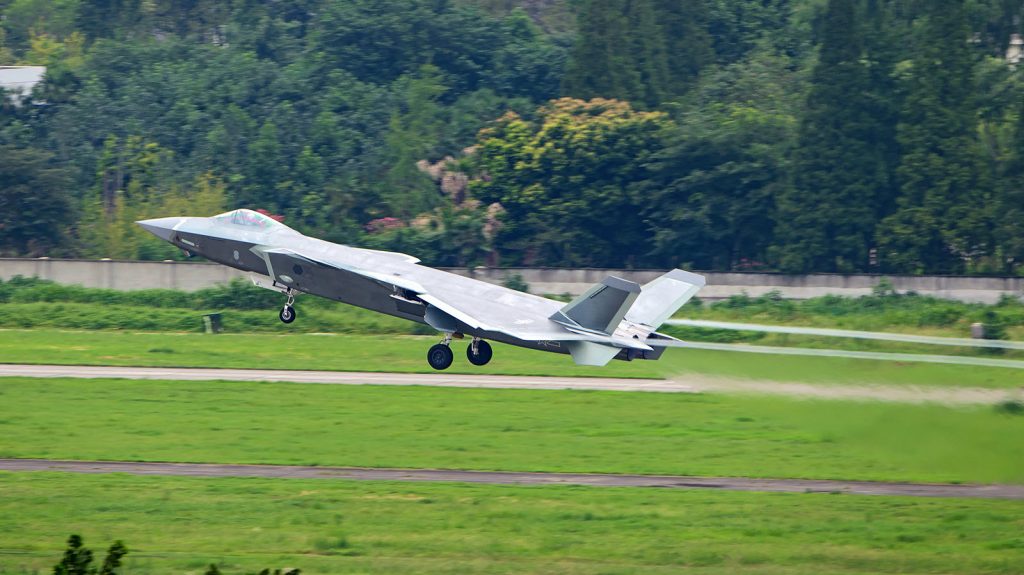 [Aviation] J-20 - Page 18 2016-08-25-1er-J-20-de-s%C3%A9rie-livr%C3%A9-%C3%A0-larm%C3%A9e-de-lair-chinoise-01-1024x575