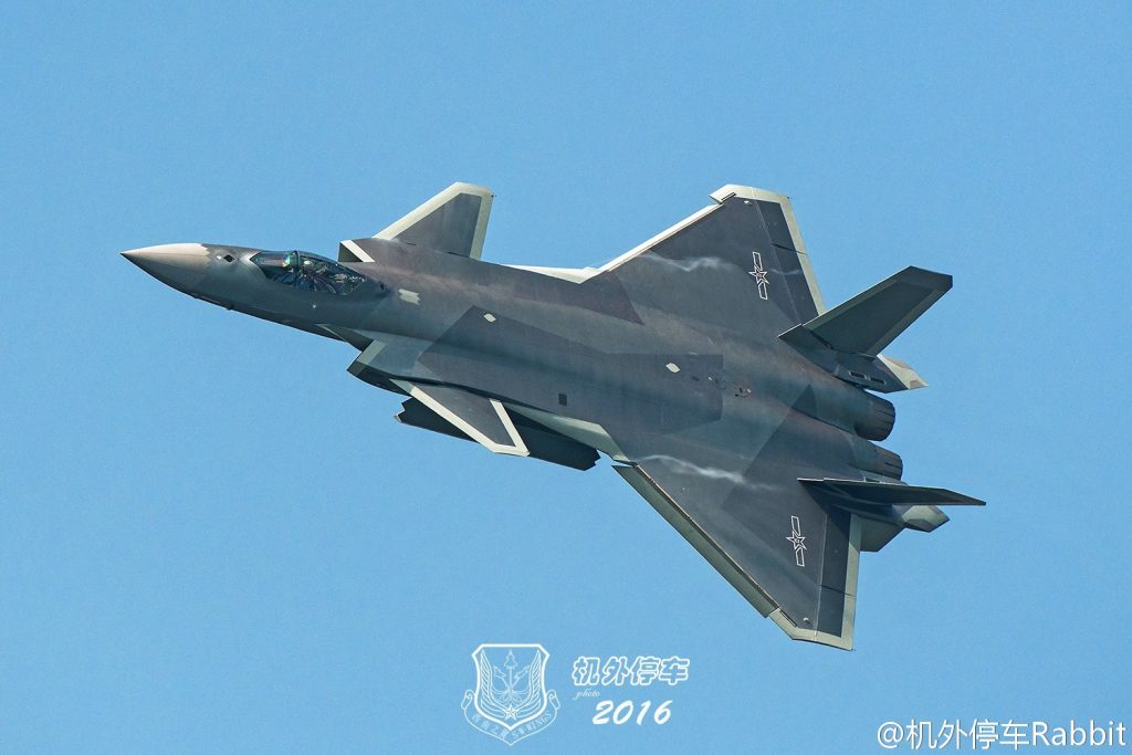 [Aviation] J-20 - Page 19 2016-10-22-Deux-J-20-d%C3%A9barquent-pr%C3%A8s-de-Zhuhai-03-1024x683