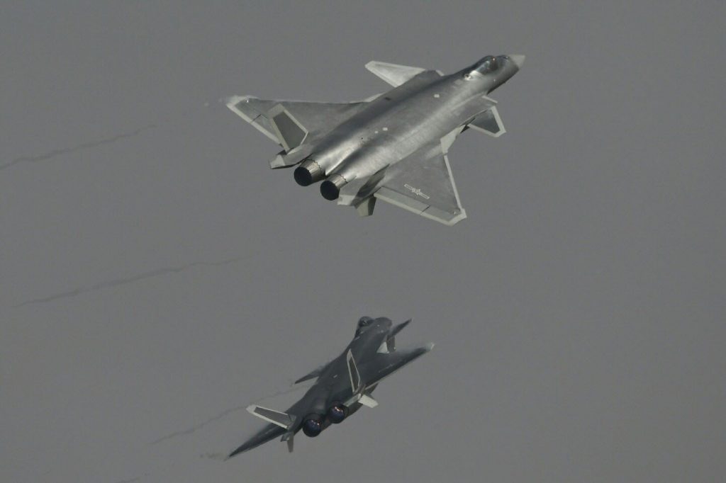 [Aviation] J-20 - Page 19 2016-11-01-Airshow-China-2016-les-60-secondes-de-J-20-04-1024x682