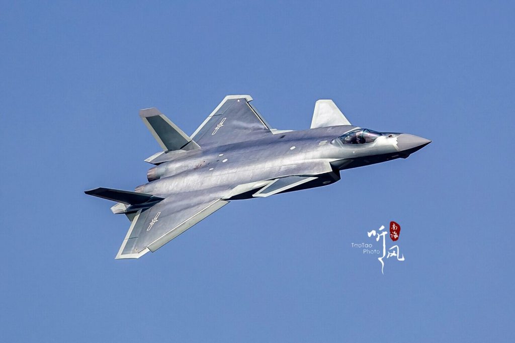 [Aviation] J-20 - Page 19 2016-12-07-Un-premier-J-20-enfin-immatricul%C3%A9-03-1024x682