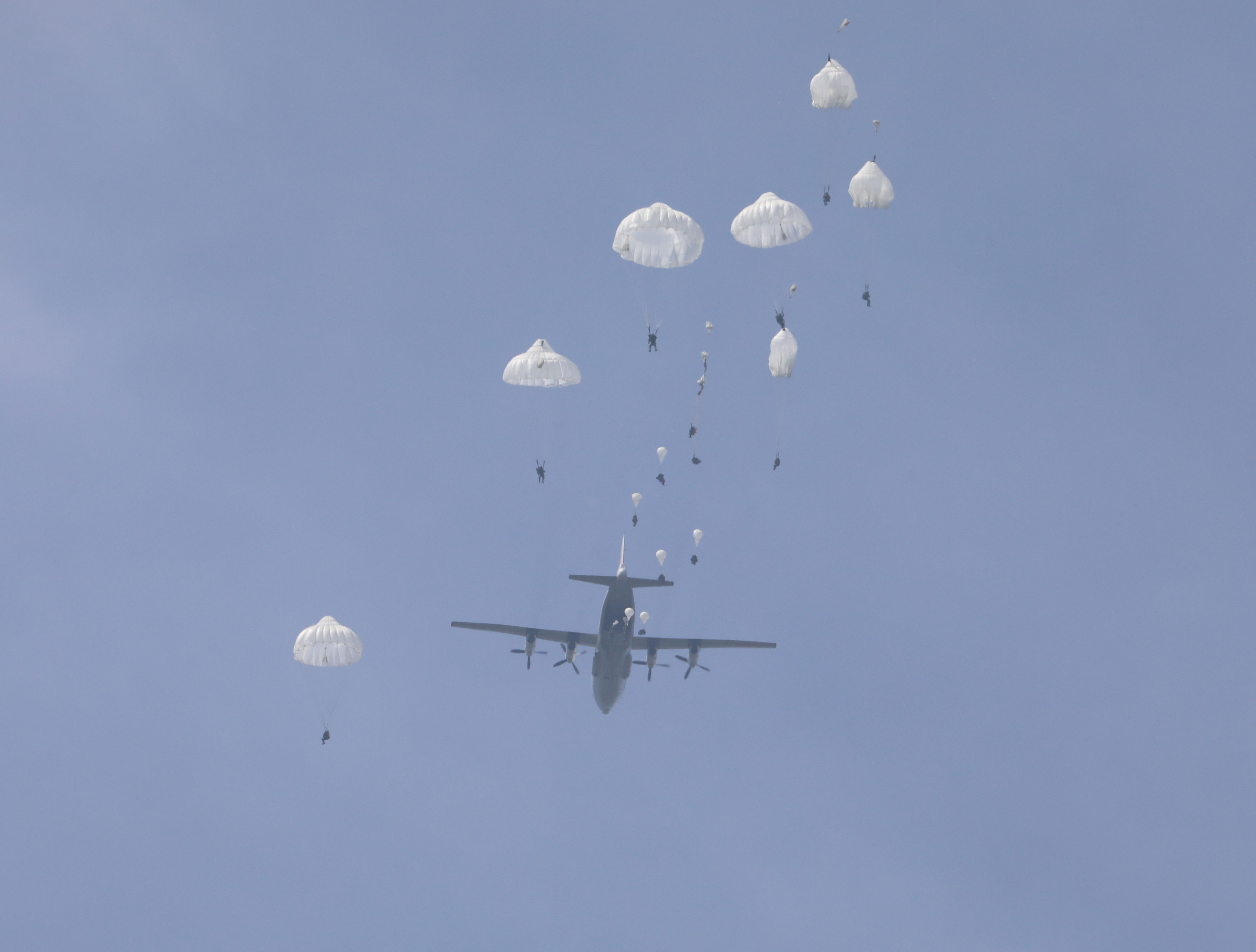 Tests de parachutage pour le Y-20 chinois . 2018-05-10-Tests-de-parachutage-pour-le-Y-20-chinois-02