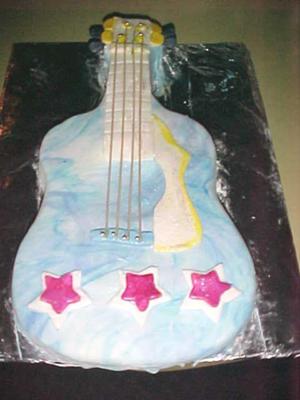 عيد ميلاد سعيد Guitar-cake-made-with-fondant-32518