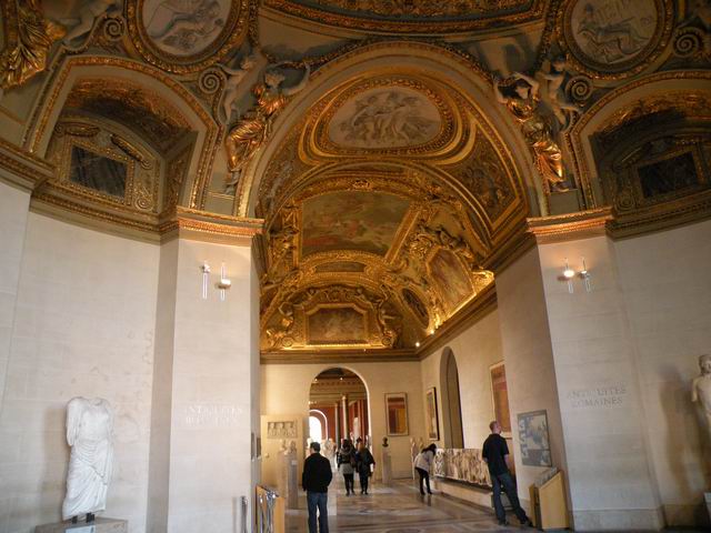 Une salle de musée . Plafonds_du_Louvres