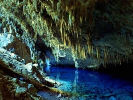 Área de Treino 3 8564gra-a-mundialmente-conhecida-gruta-do-lago-azul-e-um-monumento