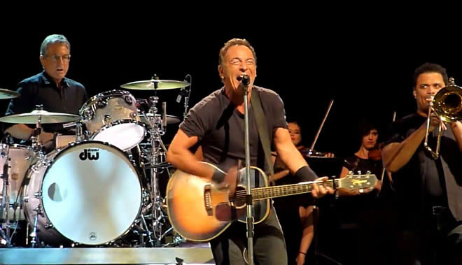 Bruce Springsteen acaba su gira australiana cantando el ‘Stayin’ Alive’ de los Bee Gees Bruce-springsteen-27-02-14