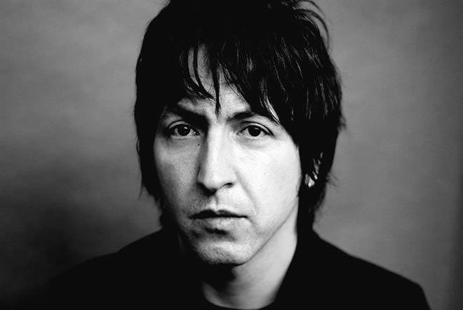 Tras fracturarse el cráneo, el guitarrista de Beady Eye podría no volver a los escenarios hasta el año que viene Gem-archer-20-08-13