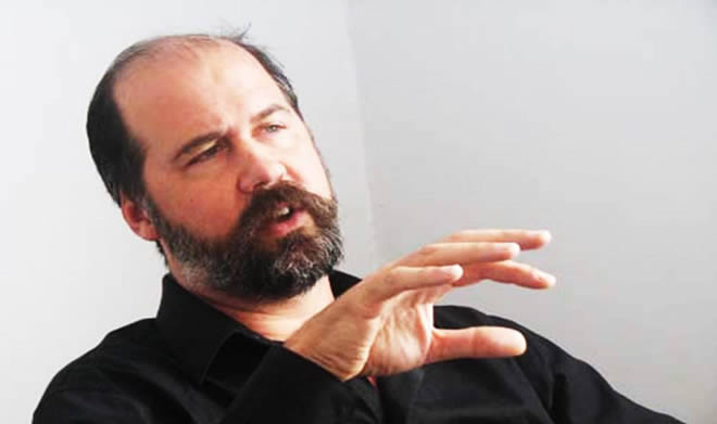 Krist Novoselic necesitó un libro de tablaturas para aprender las canciones de Nirvana para el Rock and Roll Hall of Fame Krist-novoselic-18-04-14