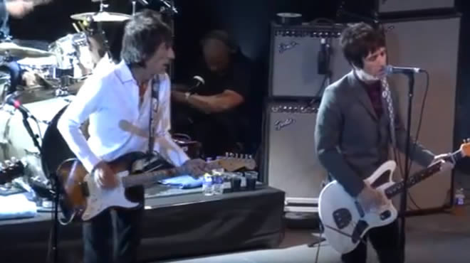 Johnny Marr y Ronnie Wood interpretan en vivo la canción de los Smiths ‘How Soon Is Now?’ Marr-wood-03-03-13