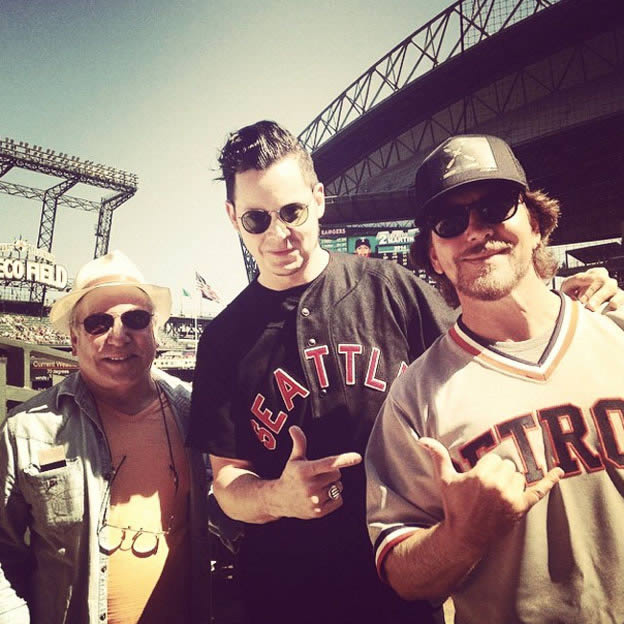 Jack White, Paul Simon y Eddie Vedder, juntos en el béisbol Simon-white-vedder-30-08-14