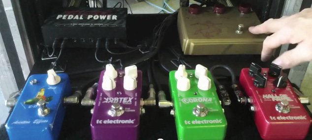 effet style joe perry slash ou sambora Joe-perry-pedal-rack-1-2011