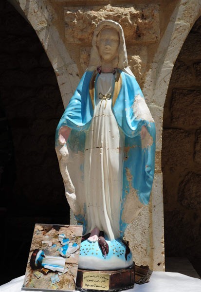 L’Armée arabe syrienne remet en place une statue de la Sainte Vierge à Maaloula 2-14-7b1fc