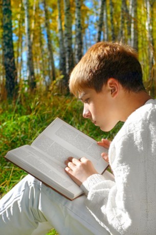 كيف تحبب القراءة إلى ابنائك (من السادسة إلى السادسة عشر) Reading-teenager.article%20image