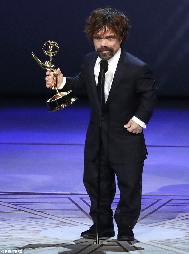 Le Trône de Fer - Game of Thrones - Page 16 Peter-dinklage-thanks-wife-as-he-wins-emmy-for-game-of-thrones