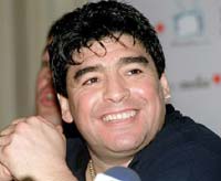 رونالدينيهو : ظاهرة كروية فريده .. ساحر وفنان فى كل زمان ومكان Maradona060404