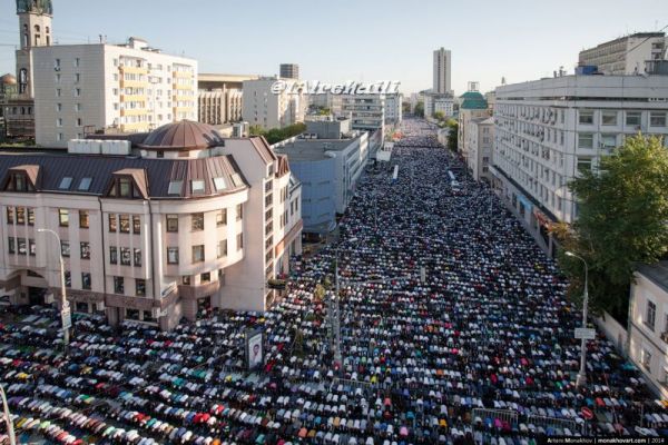 شاهد ماذا حدث في شوارع موسكو أول أيام عيد الأضحى المبارك  HyxMXL7