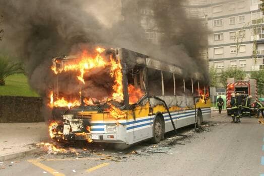 Actos de kale borroka como consecuencia del atentado en Oyarzun (Reuters) Autobus3