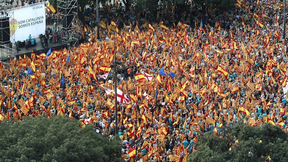 12 de octubre manifestación en Plaza Cataluña de Barcelona a favor de la unidad de España  Banderas11