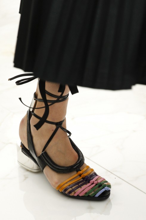6 xu hướng giày dép thời trang Xuân-Hè 2016 Thoi-trang-xuan-he-Salvatore-Ferragamo-colourful-sandals-490x735