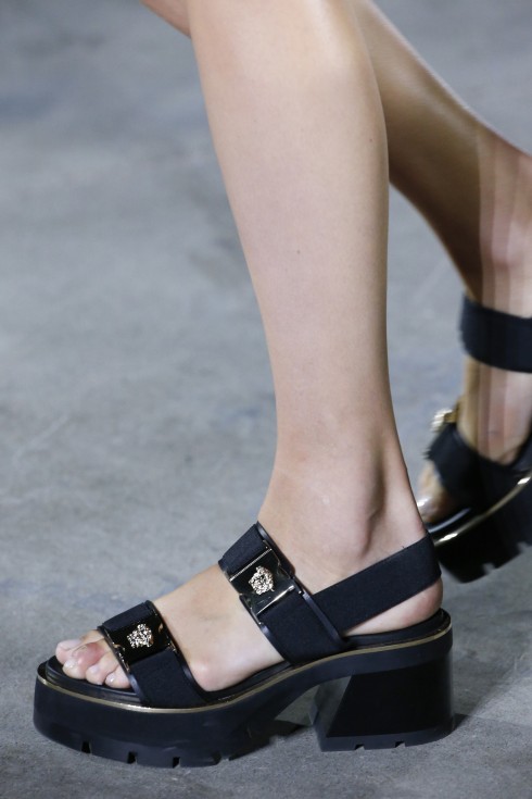 6 xu hướng giày dép thời trang Xuân-Hè 2016 Thoi-trang-xuan-he-Versace-sandals-490x735