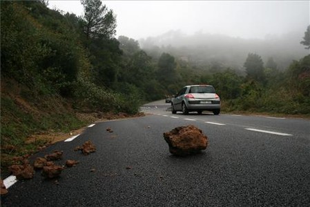 Las fuertes lluvias provocan inundaciones y desalojos en Cataluña, que sigue en alerta 1286722508446