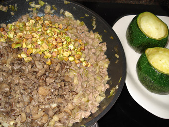 Calabacines rellenos de carne, setas y pistachos Calabacines-rellenos-2